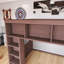 Grand lit mezzanine à structure en bois avec tablettes de rangement-591111178