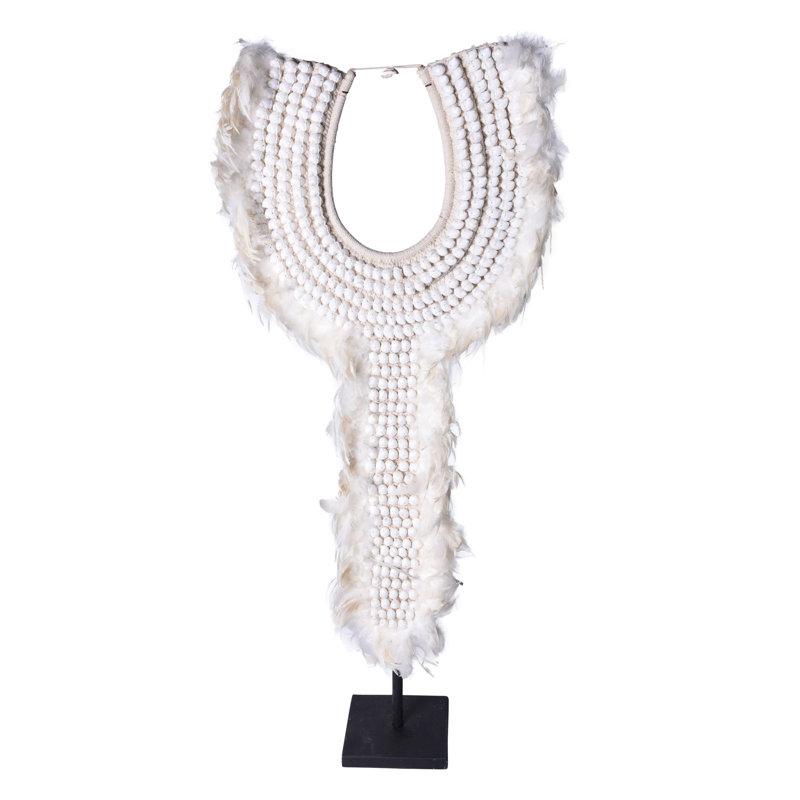 Sculpture tribal en forme de coquillage et de plumes sur support en fer