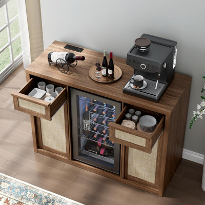 Armoire-bar 50,4 po en rotin avec mini-réfrigérateur, rangement pour le vin et station de chargement