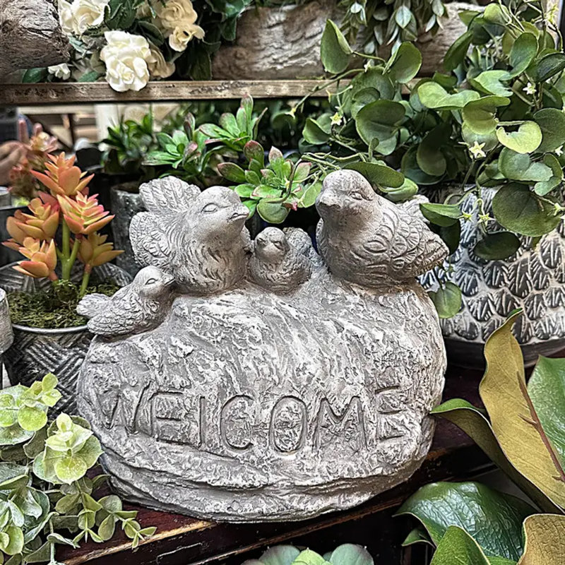 Panneau de bienvenue en ciment avec oiseaux