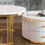 Ensemble de deux tables basses modernes et blanches avec tiroirs intégrés, exquis et pratiques.