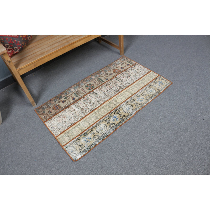Découvrez le tapis turc multicolore comme un ajout unique à votre entrée ou à votre cuisine