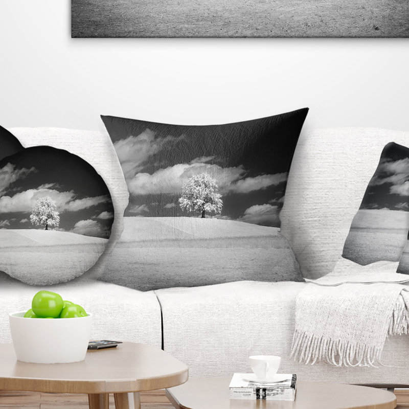 «Lonely Tree on Meadow» en noir et blanc - coussin à imprimé paysage, 16 po x 1 po, Coussin décoratif
