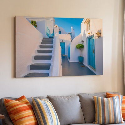 Toile «A View sereine of a Sunorit Santorini Alleyway» mettant en vedette un art mural emblématique, des bâtiments blanchis à la chaux avec des surfaces texturées lisses