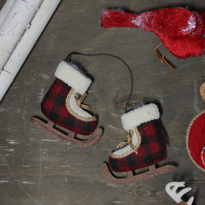 Ornement de Noël 4 po avec patins à glace en peluche rouges et blancs