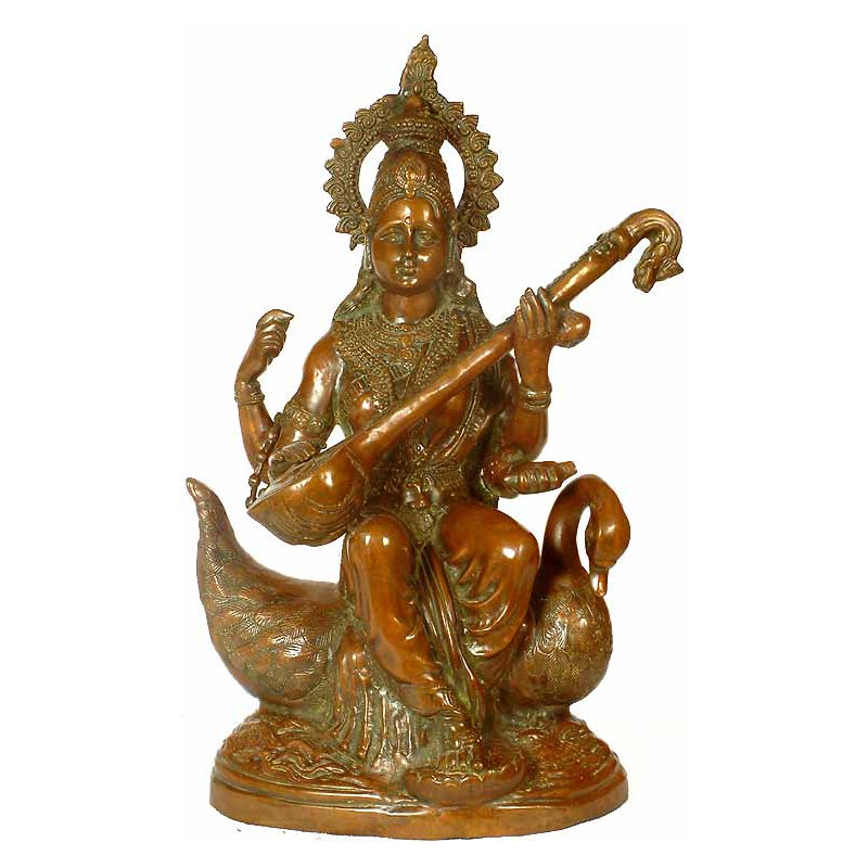 Grande déesse Saraswati assise sur un cygne