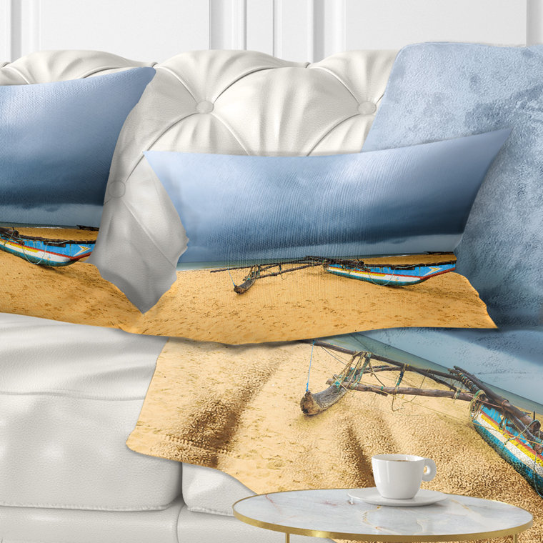 Coussin de mer mer de mer avec nuages foncés au-dessus de l’océan lombaire