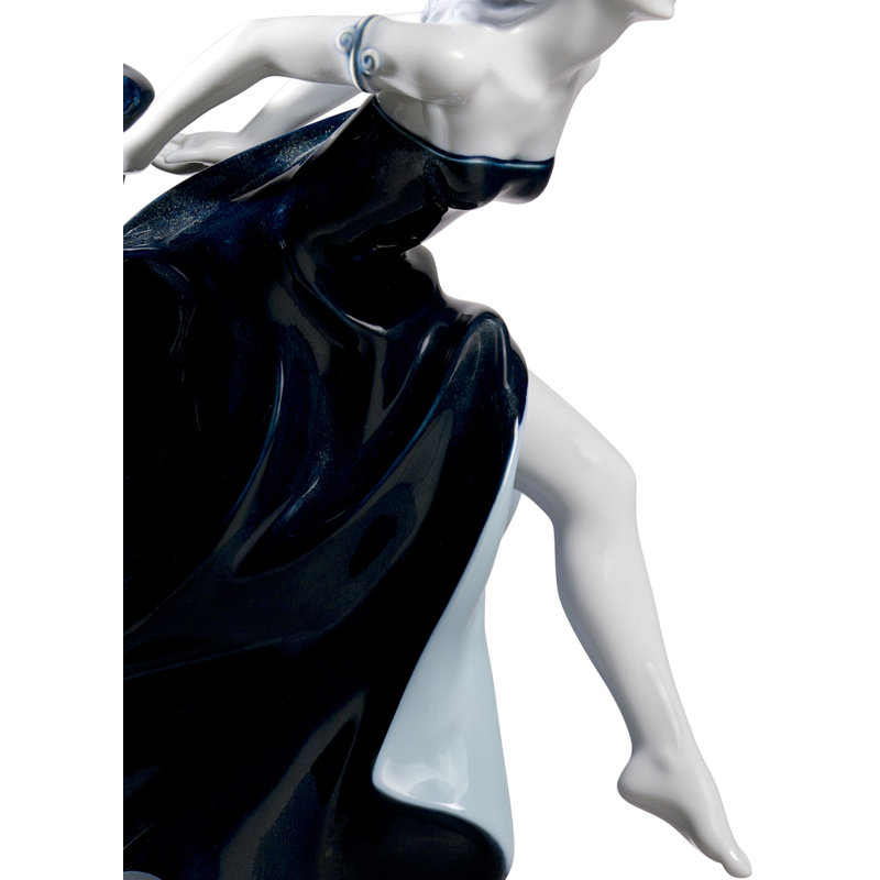 Figurine night approches
