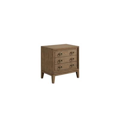 Table de chevet 3 tiroirs avec chargeur intégré, finition latte - Fond doublé, design moderne, largeur 64,6 cm, profondeur 43,9 cm, hauteur 59,7 cm. Structure en bois massif, tiroir supérieur en feutre, hauteur du tiroir inférieur 68,8 cm.