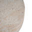 Table d'appoint légère en forme de tonneau en béton pour une utilisation intérieure et extérieure avec une finition en travertin naturel et une conception multifonctionnelle.