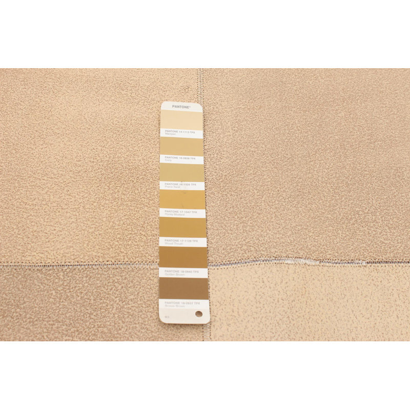 Tapis beige / brun clair en cuir de vache à motif géométrique Arvelle