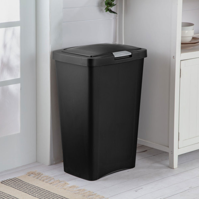 La corbeille à déchets avec couvercle Sterilite de 13 gallons avec couvercle qui s'ouvre au toucher dissimule les déchets dans la cuisine