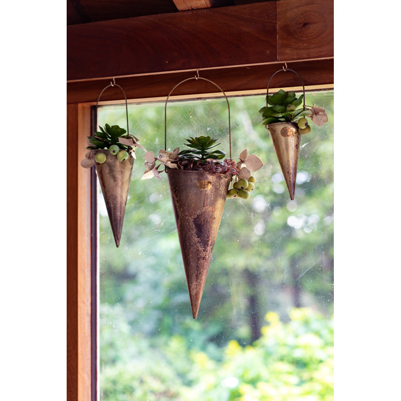 Aaru Metal Wall Planter