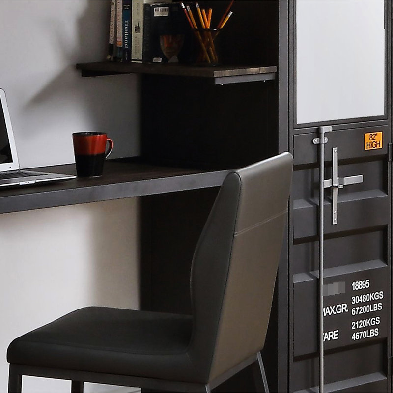 Élégante chaise en bronze industriel avec similicuir gris pour une base intérieure confortable en métal