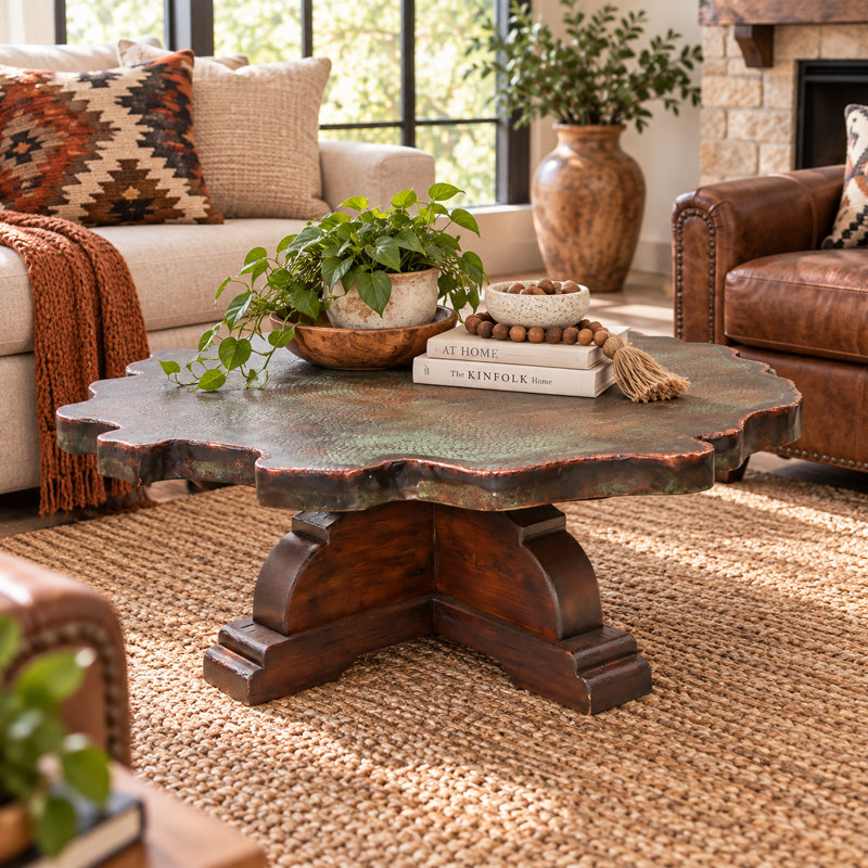 Table basse rustique sur pied avec plateau en cuivre à bord naturel