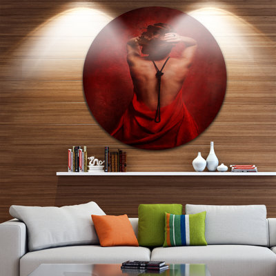 « femme en rouge », impression sur métal