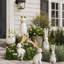 Figurine de lapin en magnésium avec oreilles en fer doré, corps blanc texturé et design ludique pour la décoration intérieure