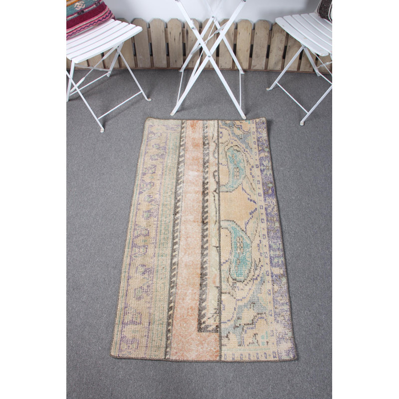 Tapis turc antique vieilli en vert pour un décor rustique avec des motifs en patchwork