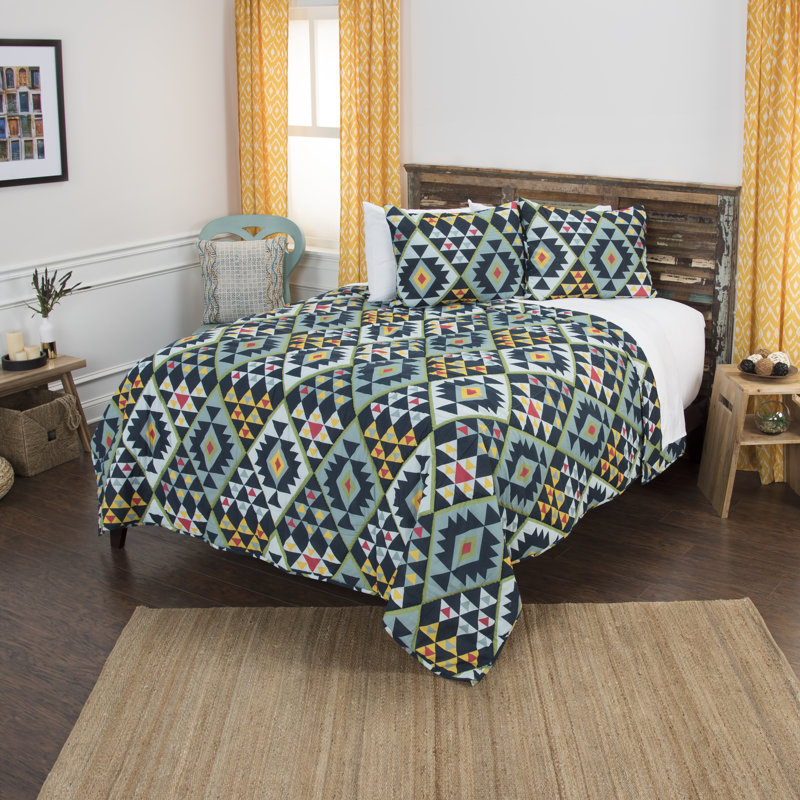 Maddux Place Traditional Cotton Geometric Shapes Quilt, Twin