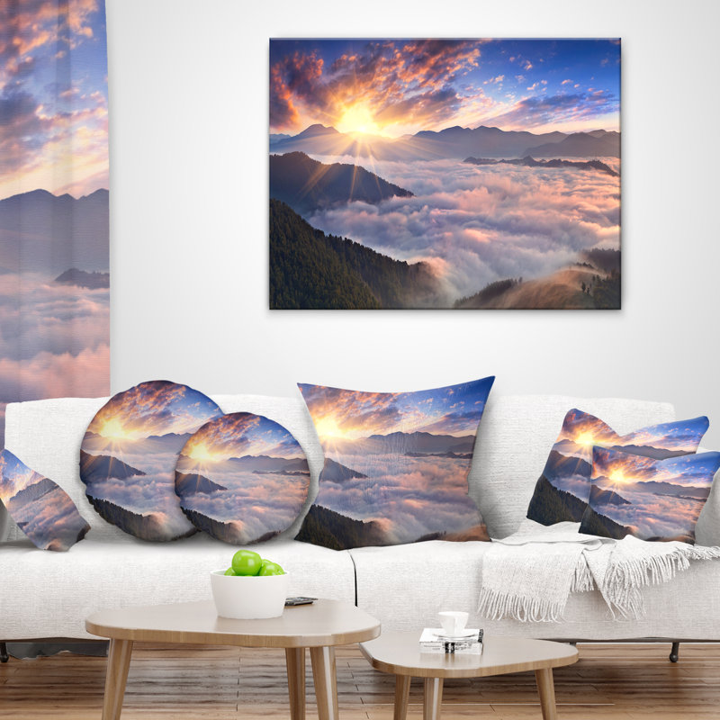 Coussin décoratif Bright Sun in Misty Mountains, 18 po x 18 po