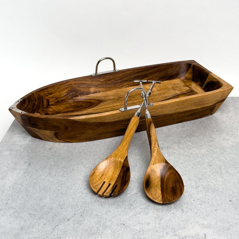 Bol à salade en forme de bateau avec plat à salade