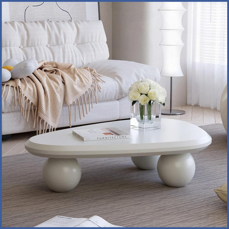 Table basse peu encombrante d'aspect bois avec plateau triangulaire - Assemblage facile et rapide pour les petits salons