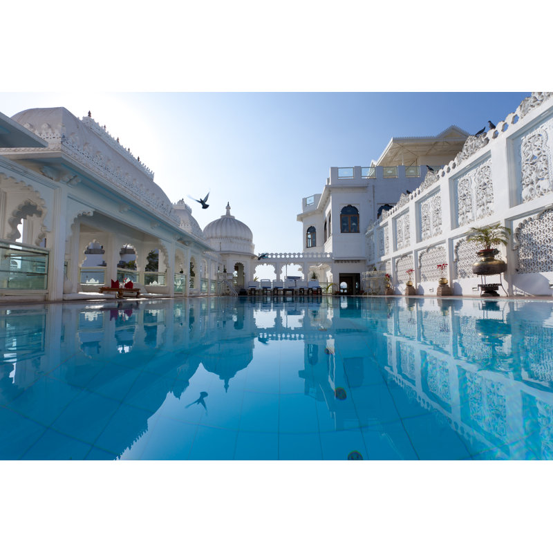 «Rooftop Pool» par Bruinh - photographie sur toile tendue, L 36 po x H 24 po