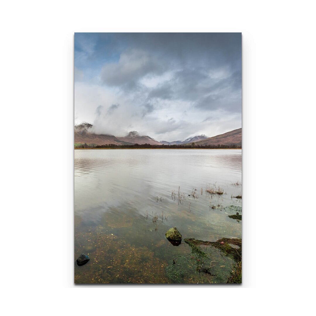 Leinwandbild Schneebedeckte Berge hinter See