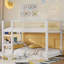 Lit superposé simple au-dessus d'un lit simple avec tablettes de rangement, garde-corps à profil bas et en rotin pour plus de sécurité et de style-133491252