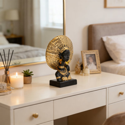 Statue féminine avec coiffe soleil - Statue en résine, avec bijoux tribaux, décoration intérieure, convient à divers environnements tels que la maison, la bibliothèque, le bureau ou le bureau