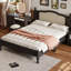 Lit plateforme noir en bois avec tête de lit gracieuse - esthétique de chambre à coucher