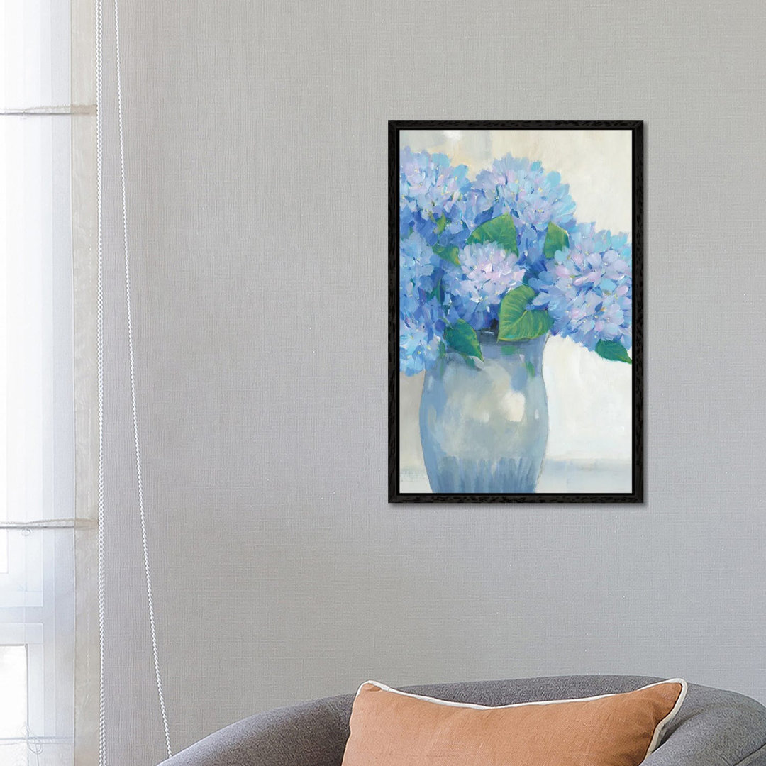 Blaue Hortensien in der Vase I von Tim OToole - Galerie-umwickelte Leinwand Giclée auf Leinwand