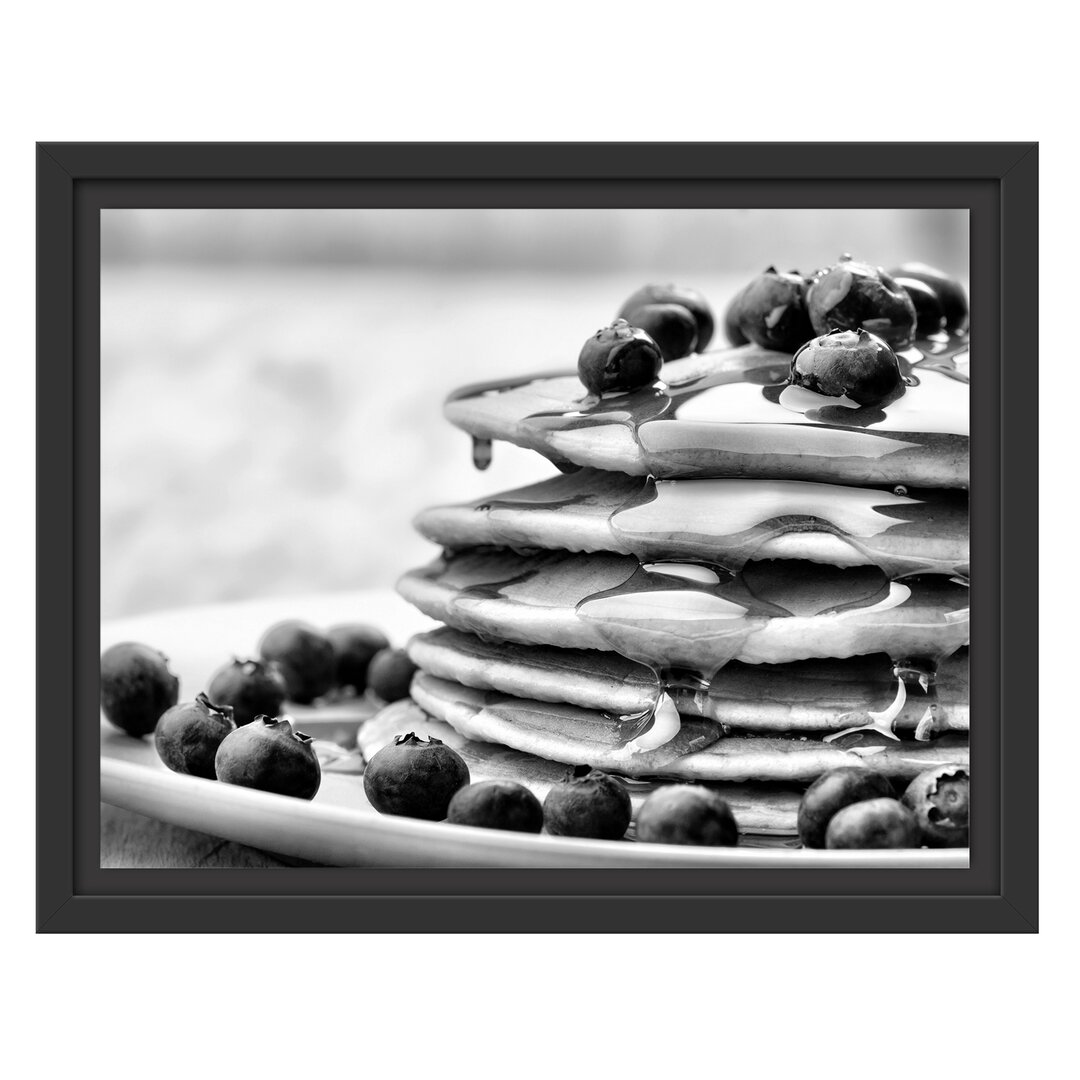 Gerahmtes Wandbild Pancakes mit Sirup und Blaubeeren