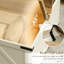 Table basse style Carré By, avec espace de rangement, plateau ouvert blanc antique, facile d'accès