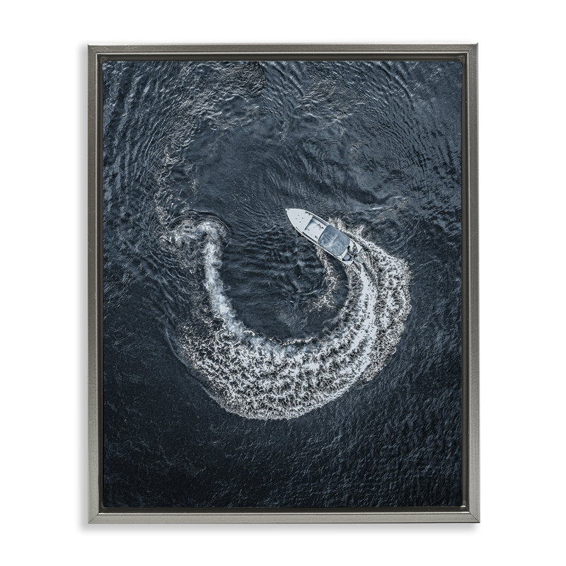 Bateau, encerclant, toile grise encadrée par Daphne Polselli, Cadre flottant gris lustré, H 21 po x l 17 po
