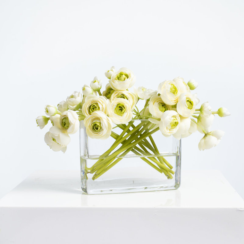 Arrangement floral crème et vert Mini Ranunculus dans un vase moderne