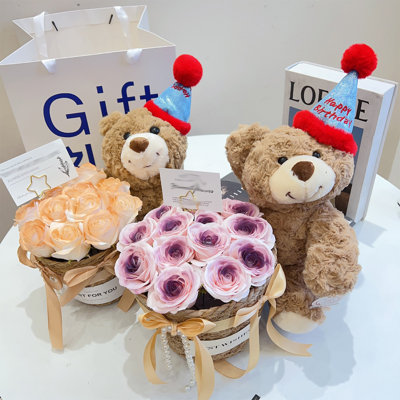 14 "H Simulation de panier de fleurs, fleur de rose artificielle faite à la main avec un joli panier en rotin d'ours d'anniversaire pour un décor de bureau à domicile, cadeau de Saint-Valentin (bleu)
