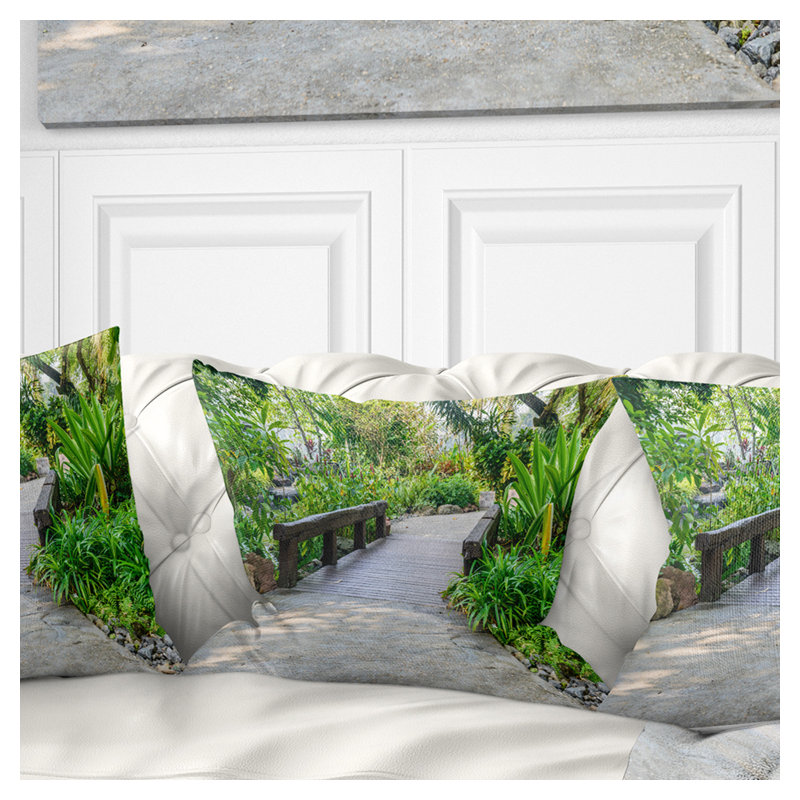 Stone Stone Pathway into Garden - Coussin à imprimé paysage, 16 po x 1 po, Coussin décoratif
