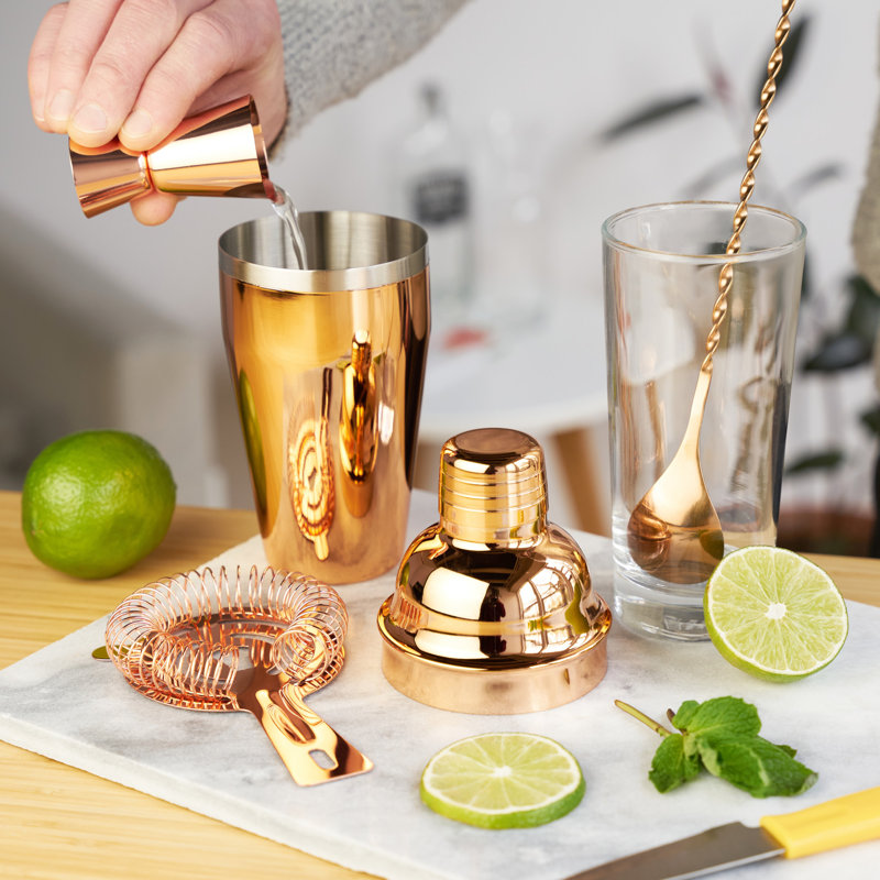 L'ensemble de bar véritable en acier inoxydable comprend un shaker, une cuillère, un jigger, une crépine Hawthorne et une boisson