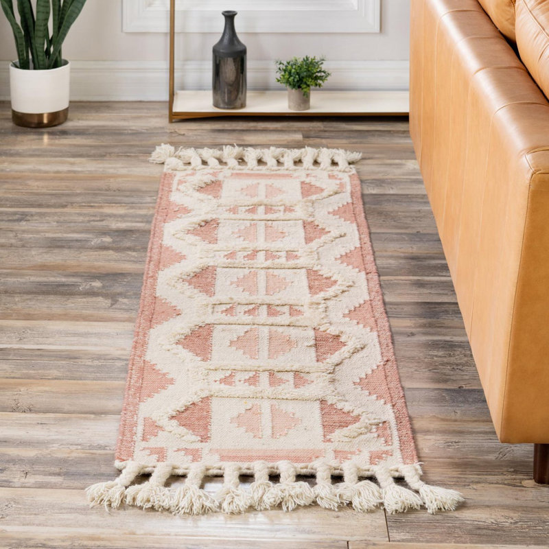 Tapis géométrique en laine tissé à plat à la main Eylin - rose et blanc, Tapis de couloir 2 pi 7 po x 10 pi 1 po