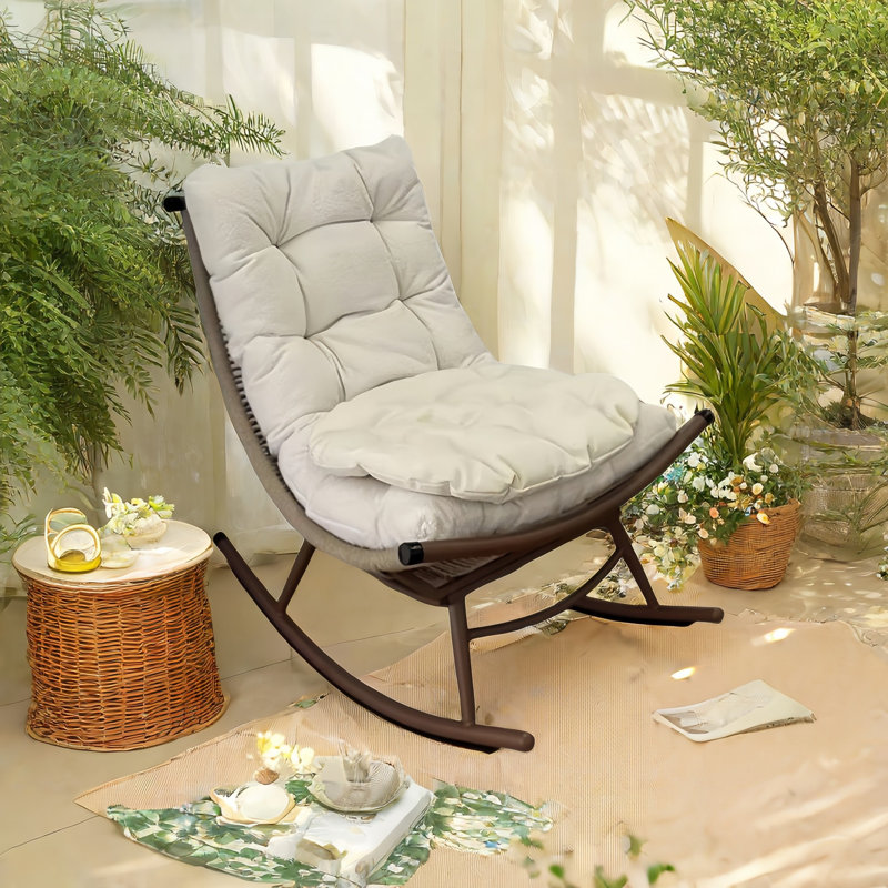 Chaise berçante moderne en rotin