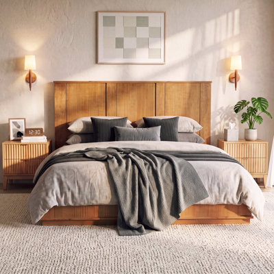 Base de lit à panneau en bois de style traditionnel Carden avec tête de lit haute pour chambre à coucher Moody
