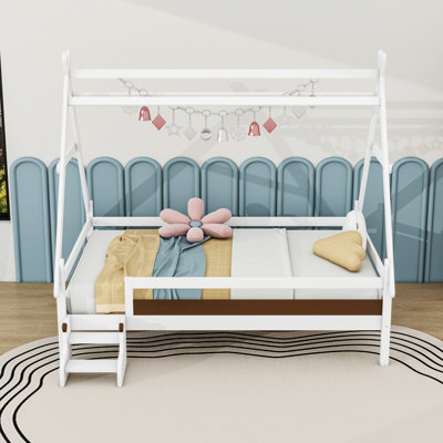 Lit plateforme en bois avec escalier