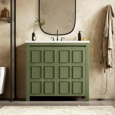 Ce meuble-lavabo autoportant vert olive comprend un lavabo, une armoire en bois avec une grande armoire et des tablettes réglables, ainsi qu'un lavabo en céramique aux tons chauds. Il est à la fois pratique et élégant.