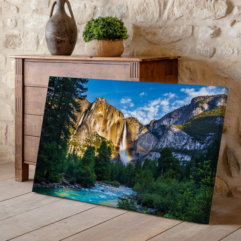 Toile, "Un paysage à couper le souffle avec une cascade majestueuse en cascade vers le bas, art mural falaises entourées de verdure luxuriante"