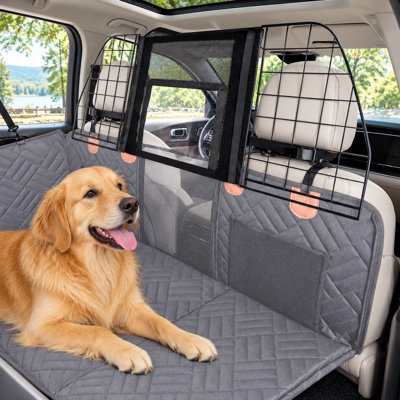 Cette barrière de sécurité pour chien en forme de L est conçue pour être utilisée avec une housse de siège arrière. Elle utilise une grande zone de séparation en filet à largeur réglable, une construction robuste et une installation facile pour maintenir les chiens sur le siège arrière des voitures, des VUS et des petits camions.