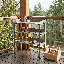 Établi de jardin compact en bois avec tablettes et crochets de rangement pour l'organisation du patio
