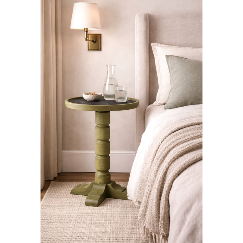 Pistache - table à taches colorées avec une finition chaleureuse inspirée, plateau rond compact pour plus de fonctionnalité, base sculptée à piédestal sculpté sur les pieds, convenant comme table d'appoint ou occasionnelle, bois massif