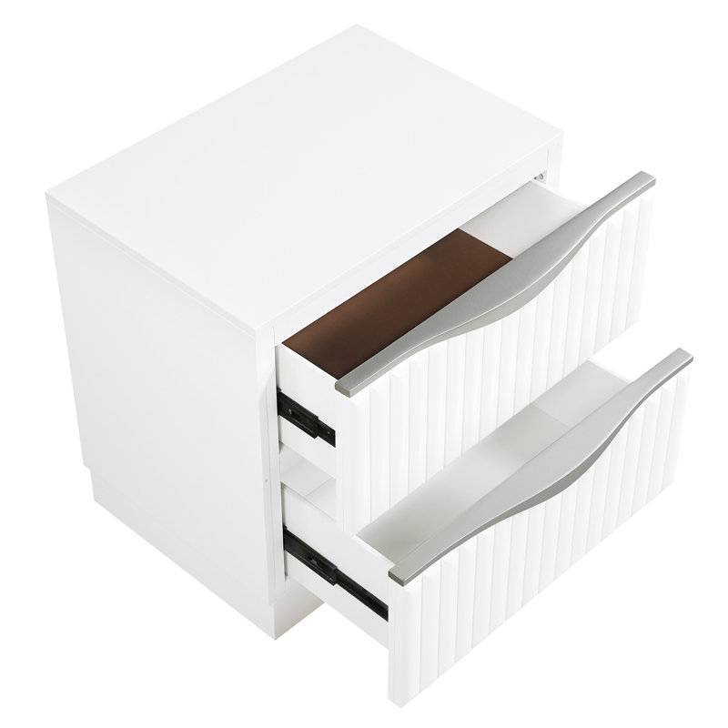 Mobilier de chambre à coucher moderne pour très grand lit 5 pièces avec finition blanc perle et panneaux de revêtement muraux doux, tiroirs de chevet en fausse fourrure crème