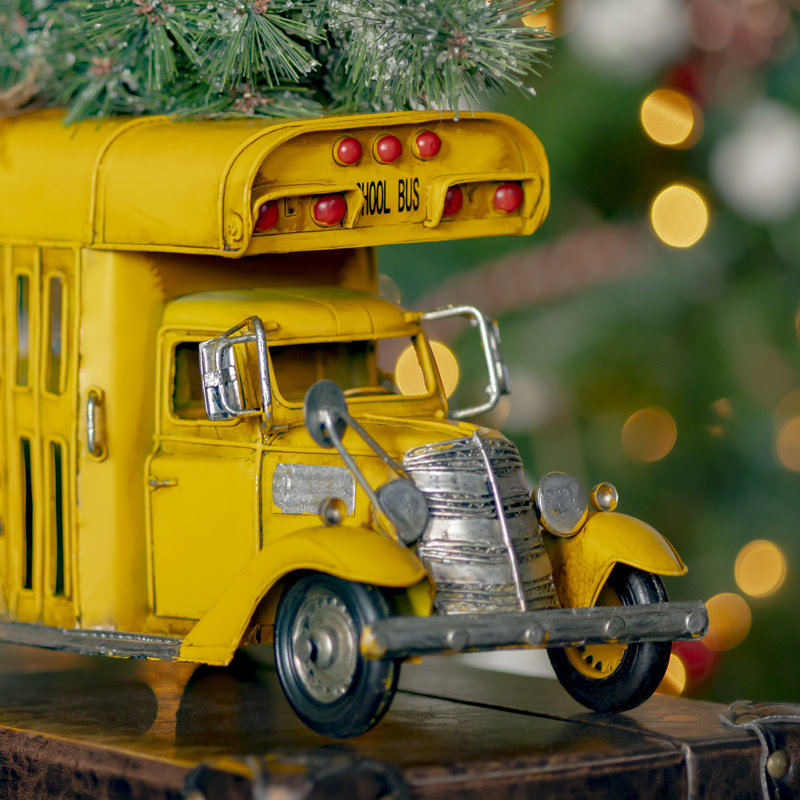 Bus scolaire avec arbre de noël